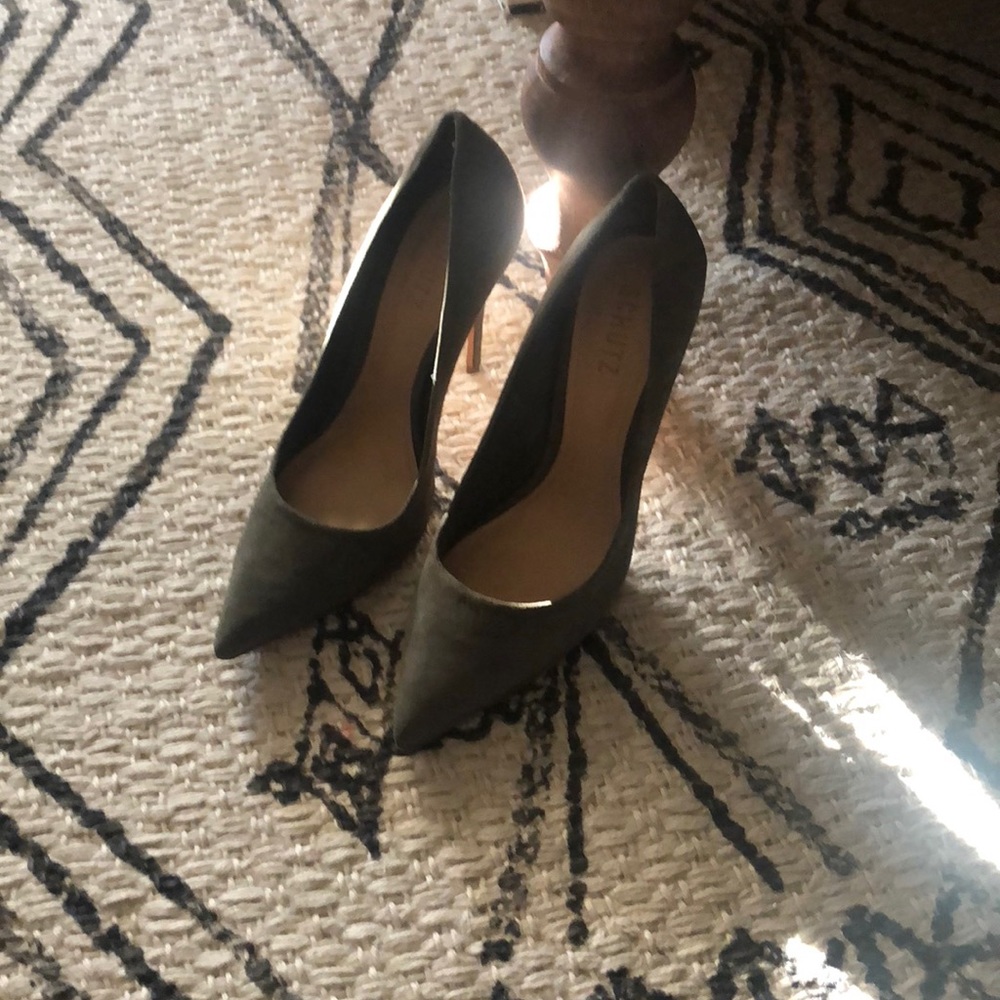 Schutz olive green heels / pumps size 9